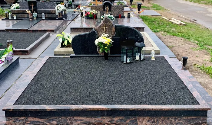 Rausvo granito borteliai su juoda skalda ir juodo granito paminklas Kretingos kapinėse