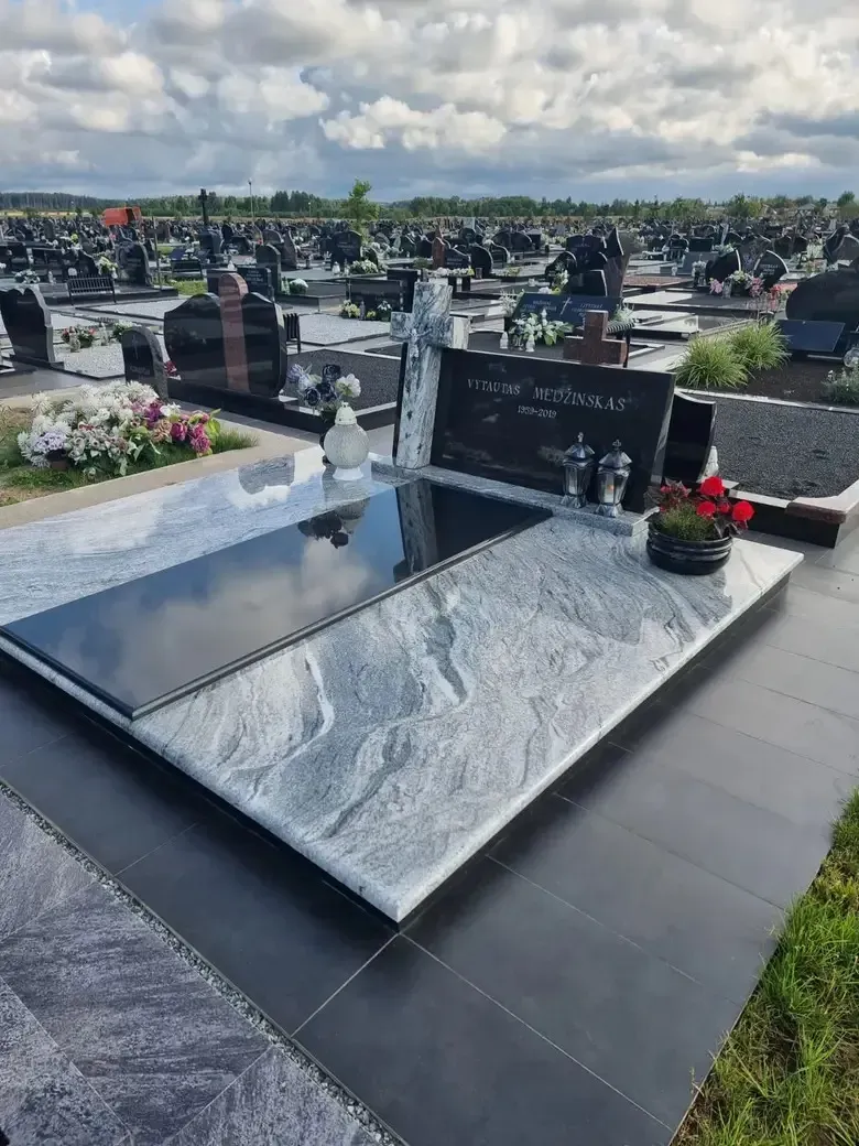 Pilno uždengimo antkapis iš pilko ir juodo granito Lėbartų kapinėse Klaipėdoje