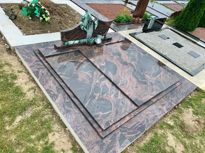 Pilno uždengimo kapavietė iš margo rausvo granito Plungės rajono kapinėse