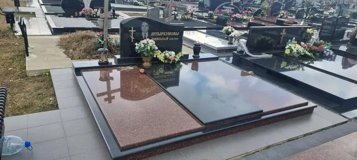 Juodo granito paminklas su keramikiniu portretu, auksuotu kryžiumi ir graviruotu užrašu