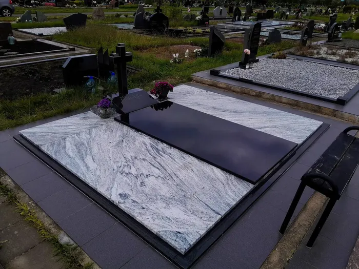 Dvivietis pilno uždengimo antkapis iš Viscount White ir juodo granito